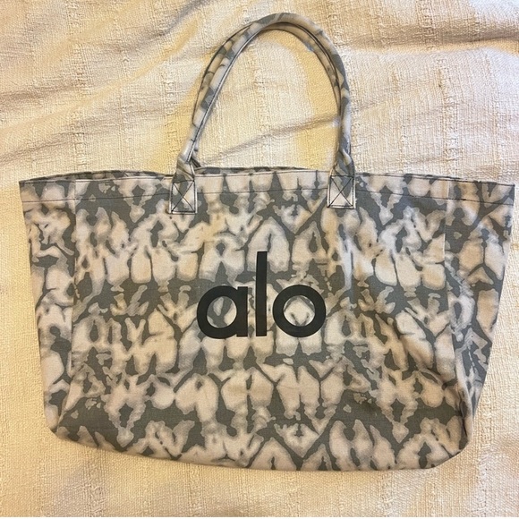 COPY - ALO YOGA | Oversized Tote 🌵 - Picture 2 of 2